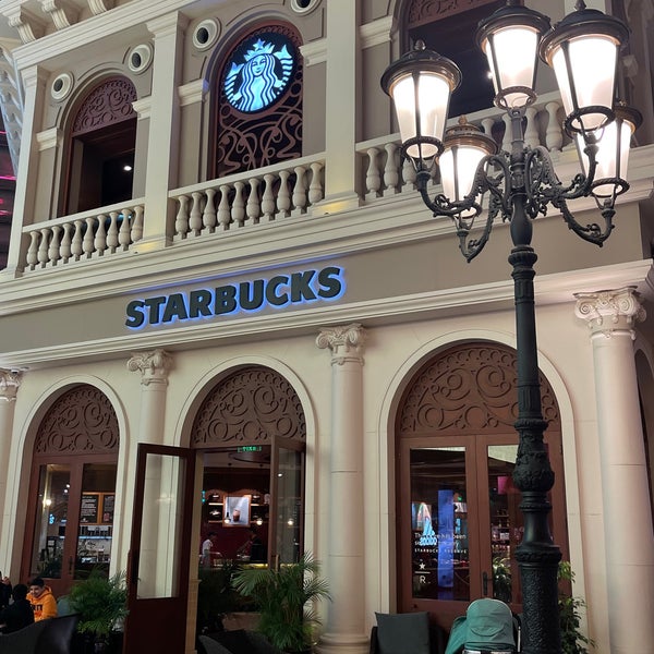 Foto diambil di Starbucks oleh ௸ ‏ pada 12/29/2022