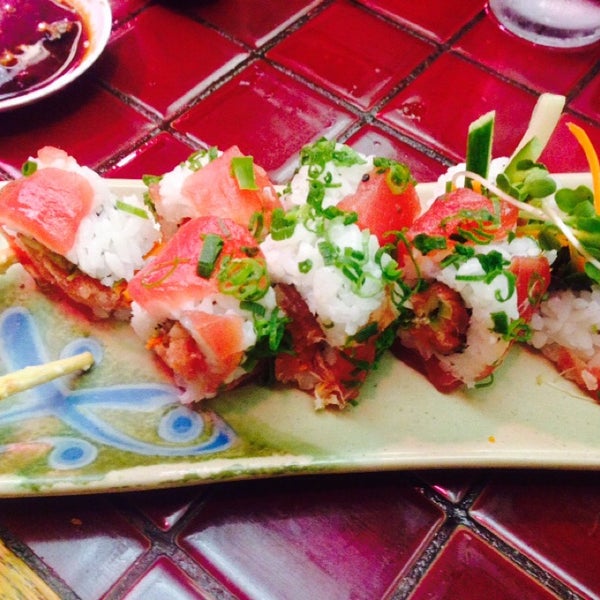 รูปภาพถ่ายที่ Kobe Japanese Steak House &amp; Oku&#39;s Sushi Bar โดย Maxwell F. เมื่อ 12/7/2014