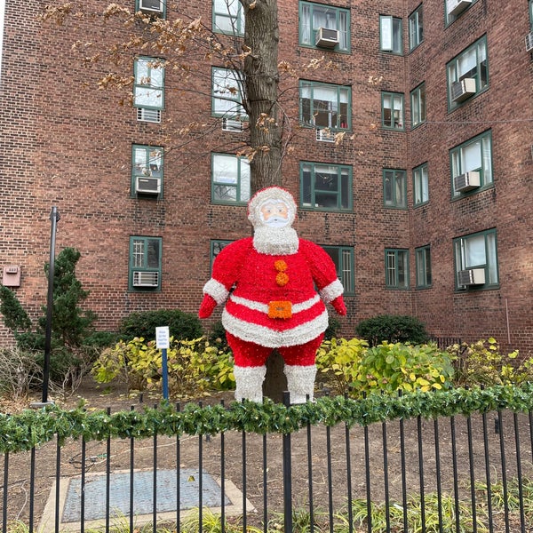 Photo taken at StuyTown Apartments by Lynn B. on 12/17/2021