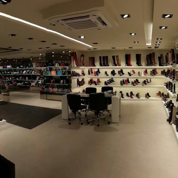 Bata showroom deals sholinganallur