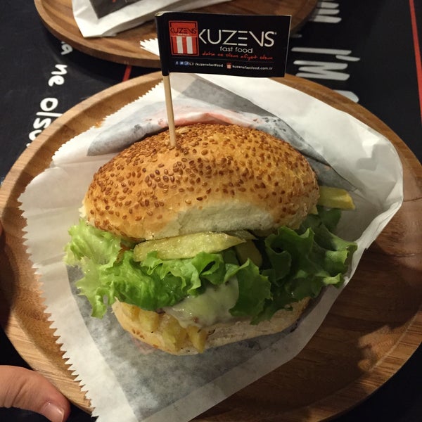 Foto tirada no(a) Kuzen&#39;s Fast Food por Derya Y. em 6/12/2015