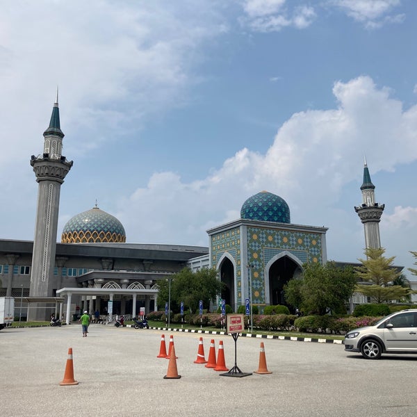 Photo taken at Masjid KLIA (Sultan Abdul Samad Mosque) by يوسف أ. on 12/24/2021