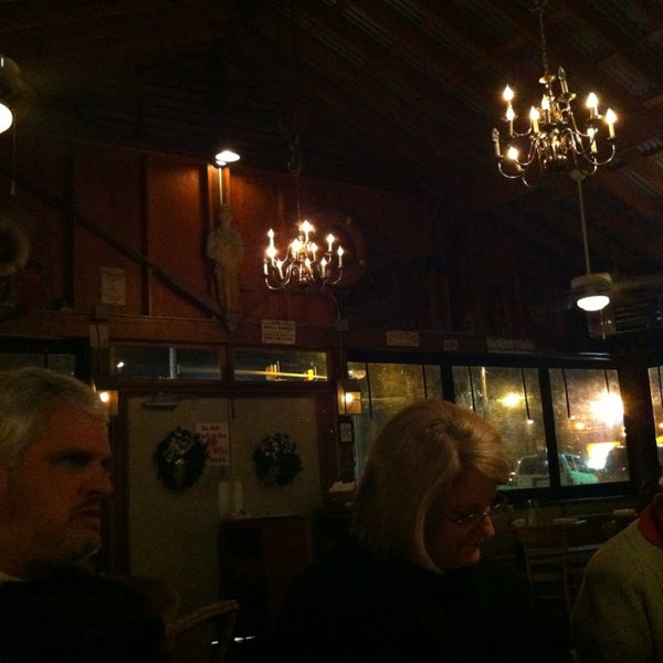 Foto tomada en Captain Groovy&#39;s Grill and Raw Bar  por George el 12/31/2012