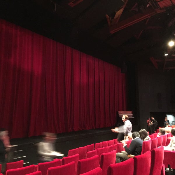 Foto diambil di Théâtre du Rond-Point oleh Miho U. pada 6/14/2016