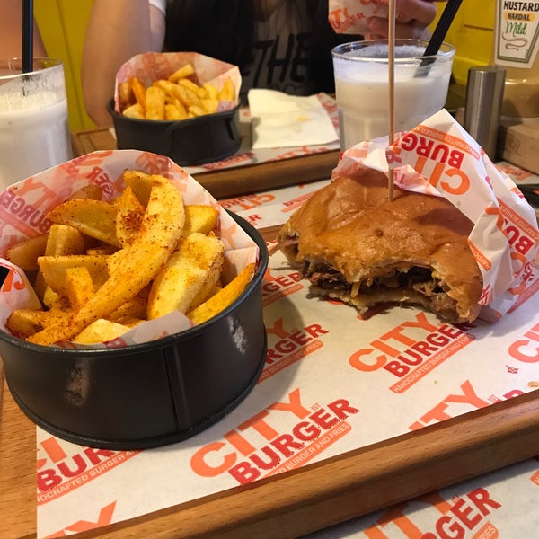 Foto diambil di City Burger oleh Erkin U. pada 8/19/2017