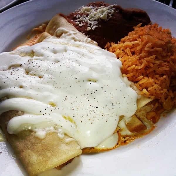 Снимок сделан в Salsa &amp; Agave Mexican Grill пользователем Jay M. 4/13/2013