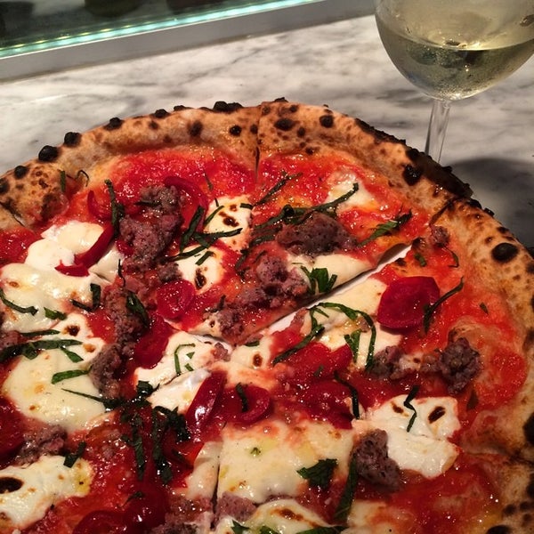 7/20/2014 tarihinde Jay M.ziyaretçi tarafından Novo Pizzeria &amp; Wine Bar'de çekilen fotoğraf