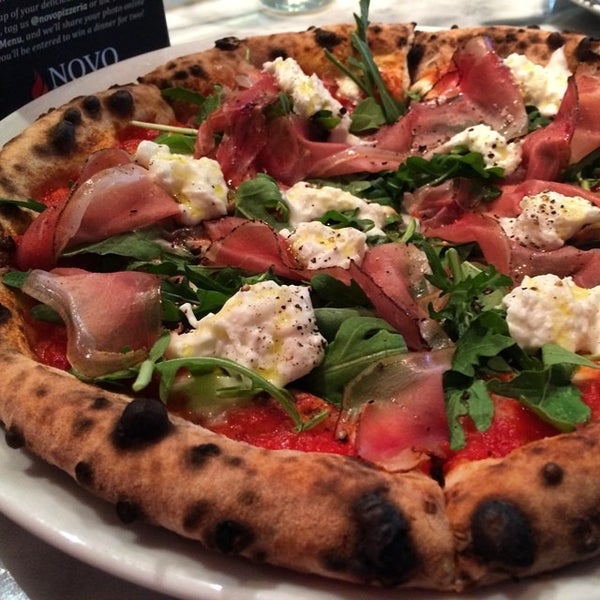 Снимок сделан в Novo Pizzeria &amp; Wine Bar пользователем Jay M. 6/11/2014