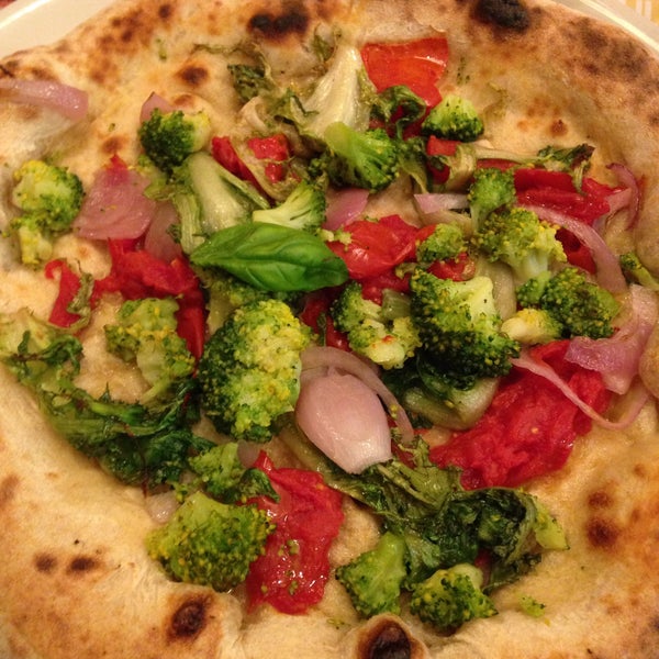 Foto tirada no(a) Pizzeria Farina por Claudia G. em 12/5/2014