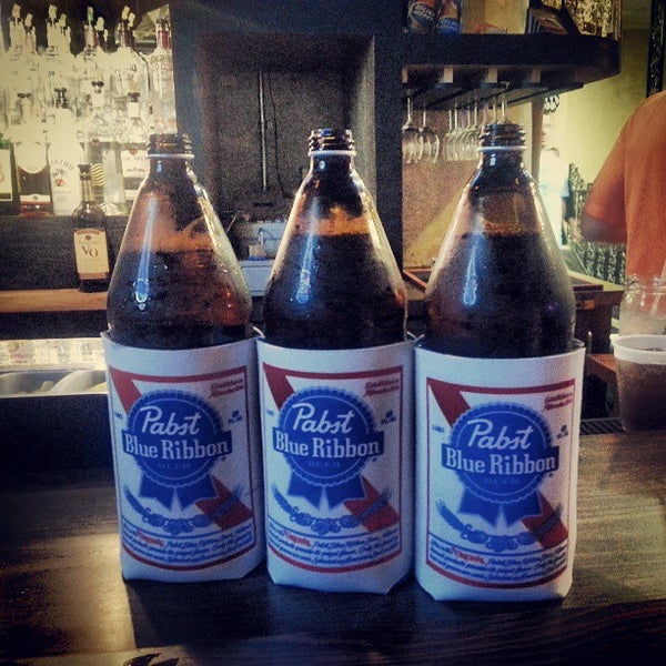 7/13/2013에 Laura B.님이 J&amp;B&#39;s Blue Ribbon Bar and Grill에서 찍은 사진
