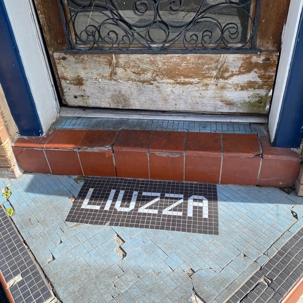 Foto diambil di Liuzza&#39;s By The Track oleh David B. pada 2/22/2023