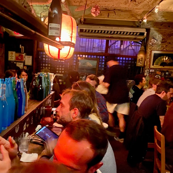 Foto diambil di Sake Bar Decibel oleh David B. pada 10/28/2022