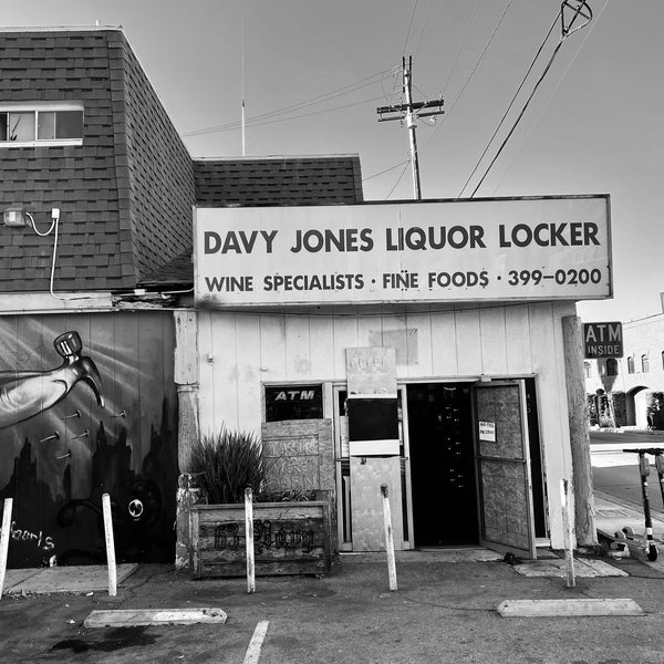 Davy Jones Liquor Locker İçki Dükkanı