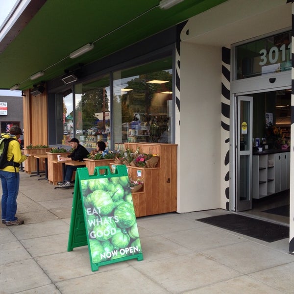 10/8/2013 tarihinde Jessica N.ziyaretçi tarafından Green Zebra Grocery'de çekilen fotoğraf