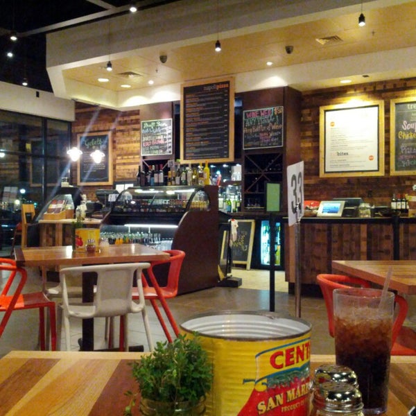 Foto tirada no(a) Treza Fine Salad &amp; Wood-Fired Pizza Co por Yeeun T. em 3/30/2013