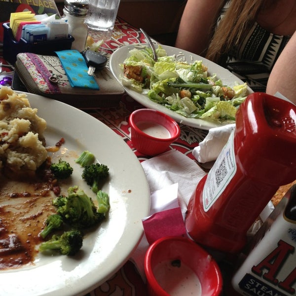 Photo taken at Chili&#39;s Grill &amp; Bar by Sandi R. on 7/14/2013