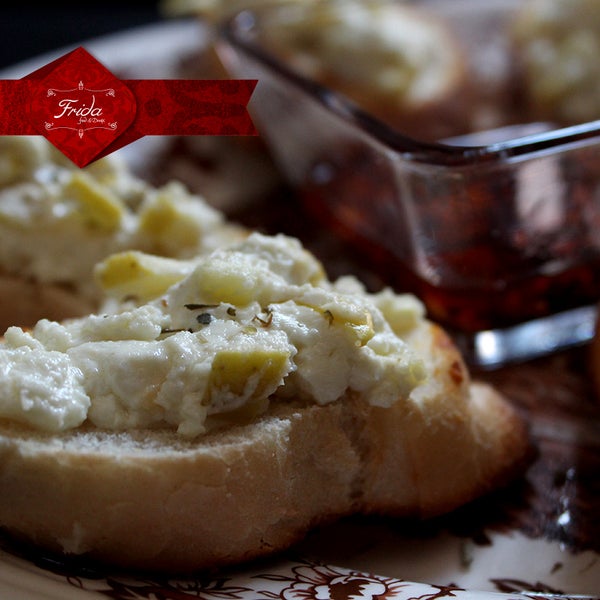 Combina estas deliciosas Bruchetas de queso de cabra y manzana al horno con una Cerveza de Barril.