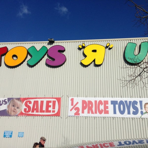 Photo taken at Toys"R"Us by Chattraorn S. on 2/2/2013