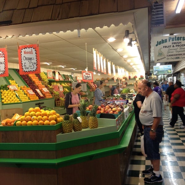 Foto diambil di Booth&#39;s Corner Farmers Market oleh Laura B. pada 7/12/2014
