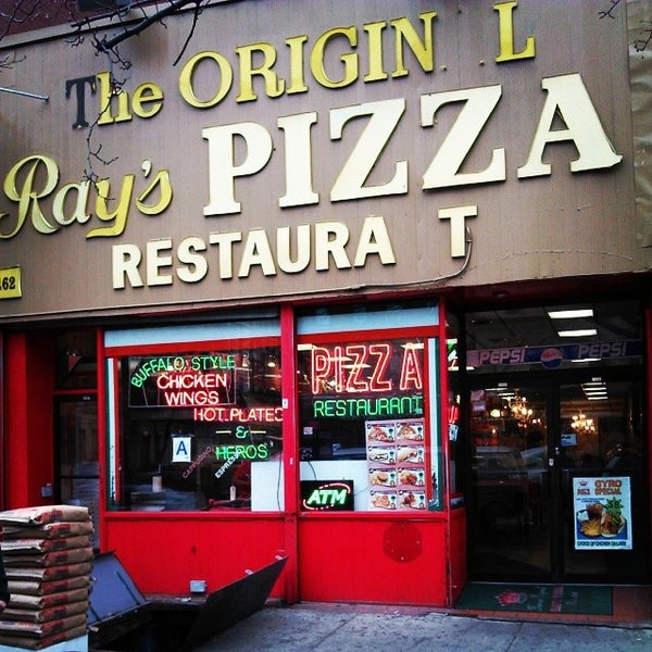 Foto scattata a Famous Original Ray&#39;s Pizza da David G. il 12/20/2013