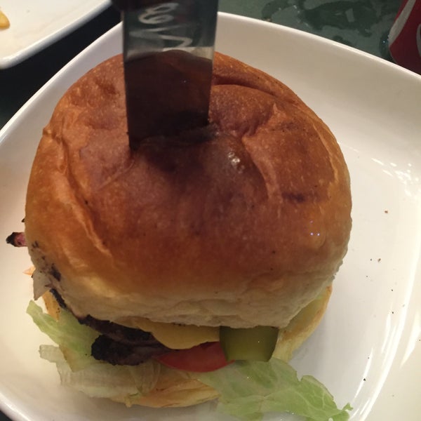 Photo taken at Burger Vegas by Dhé R. on 2/18/2016