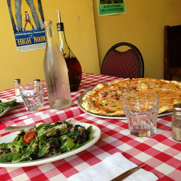 รูปภาพถ่ายที่ Nice Pizza โดย Clinton Hill Chill M. เมื่อ 7/23/2013