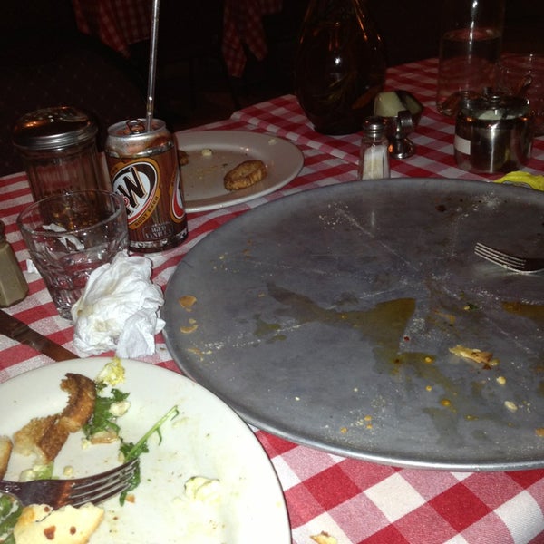 รูปภาพถ่ายที่ Nice Pizza โดย Clinton Hill Chill M. เมื่อ 6/22/2013