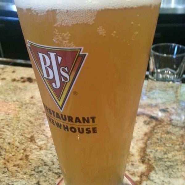 รูปภาพถ่ายที่ BJ&#39;s Restaurant &amp; Brewhouse โดย Brandon B. เมื่อ 6/28/2013