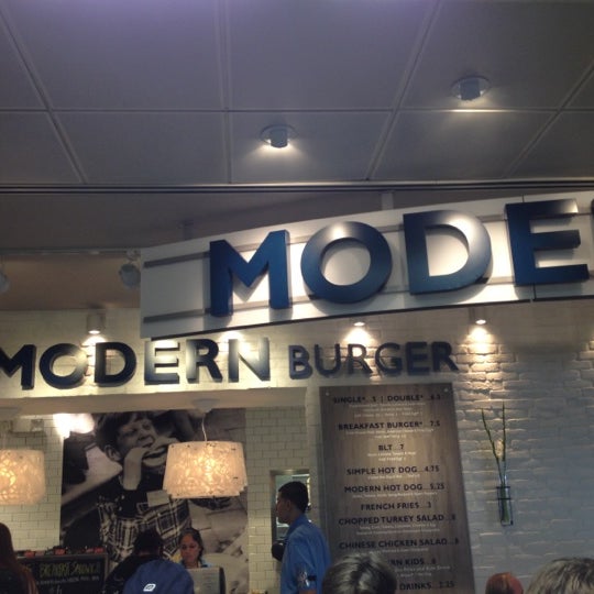 Foto diambil di Modern Burger oleh Michele F. pada 10/12/2012