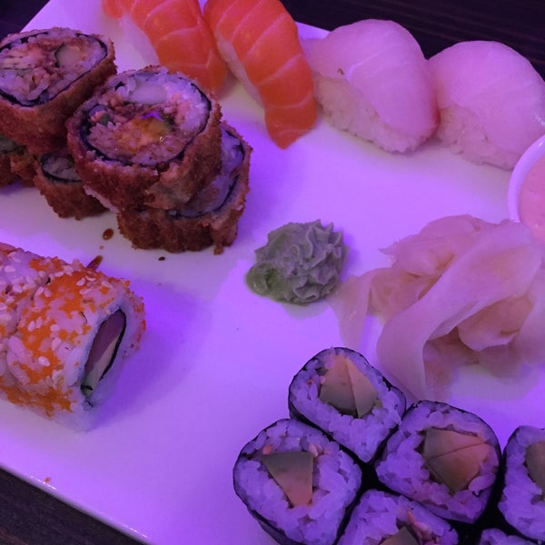 11/7/2015 tarihinde Sezgin M.ziyaretçi tarafından Sashimi Sushi Lounge'de çekilen fotoğraf