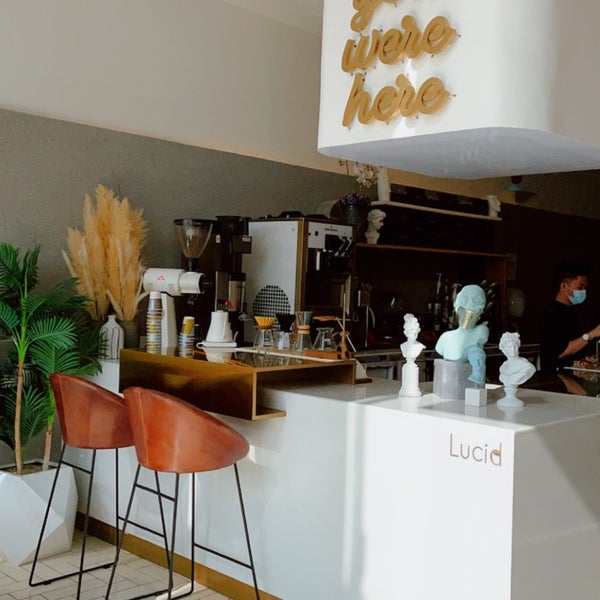 Foto tirada no(a) Lucid Cafe por M ♛ em 11/16/2021