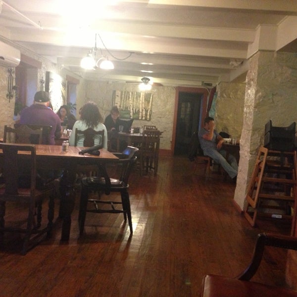 4/24/2013にSam R.がRoot Cellar Cafeで撮った写真