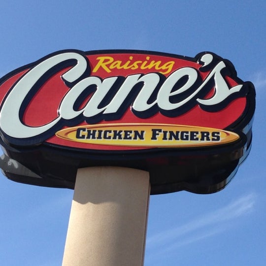 รูปภาพถ่ายที่ Raising Cane&#39;s Chicken Fingers โดย Sam R. เมื่อ 12/6/2012