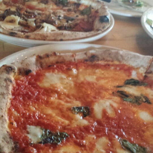 Das Foto wurde bei Tutta Bella Neapolitan Pizzeria von Gracie J. am 6/15/2013 aufgenommen