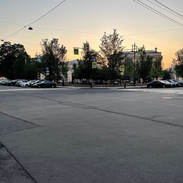 Das Foto wurde bei Manezhnaya Square von Я am 6/20/2021 aufgenommen
