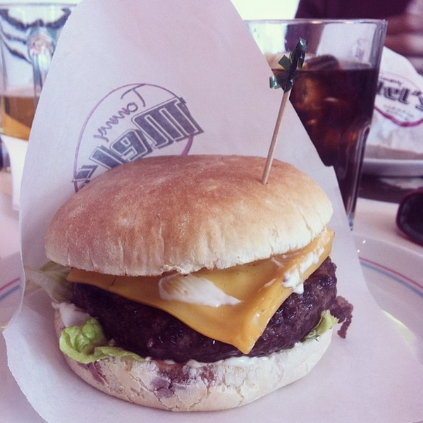 ¿Te vienes a comer a nuestro Tommy Mel's? ¡Mira qué pinta tienen sus deliciosas hamburguesas!