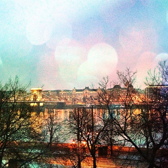 Das Foto wurde bei Lanchid 19 Design Hotel Budapest von coldwellm am 12/17/2012 aufgenommen