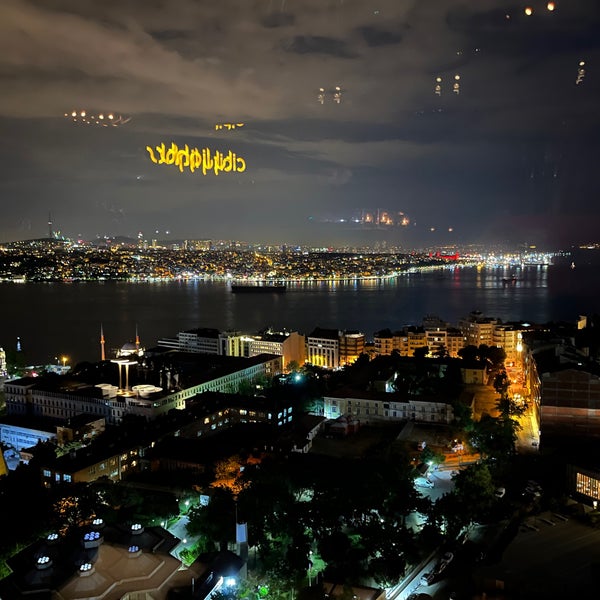Foto scattata a City Lights Restaurant &amp; Bar InterContinental Istanbul da Natic B. il 5/24/2022