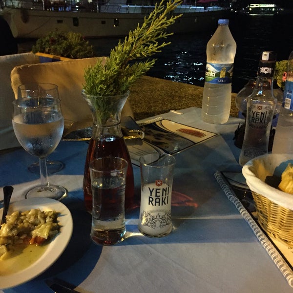 Foto diambil di Yalı Kıyı Balık Restaurant oleh Oner G. pada 7/5/2016
