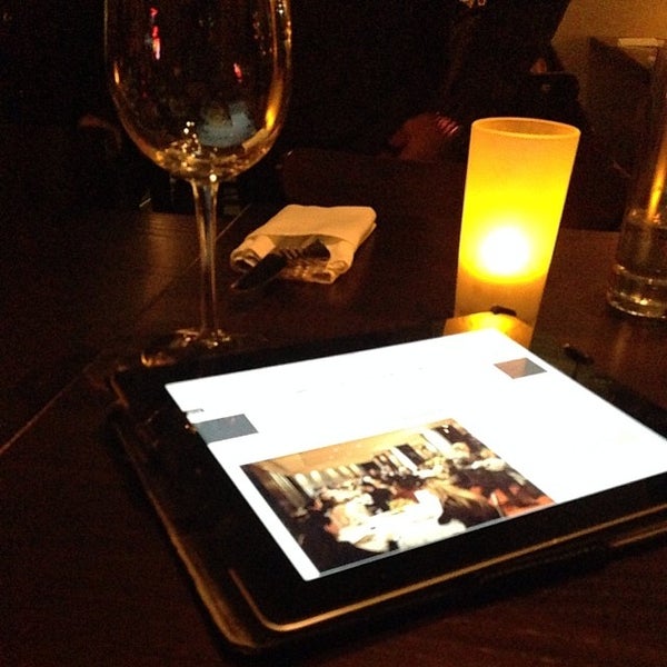 Foto diambil di Vella Wine Bar + Kitchen oleh Richard B. pada 1/26/2014