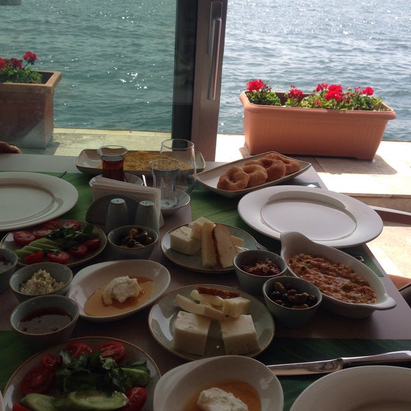 Das Foto wurde bei Sardunya Fındıklı Restaurant von Aysema B. am 6/19/2016 aufgenommen