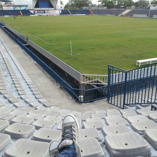 Das Foto wurde bei Estadio Altamira von Valeria C. am 4/22/2014 aufgenommen