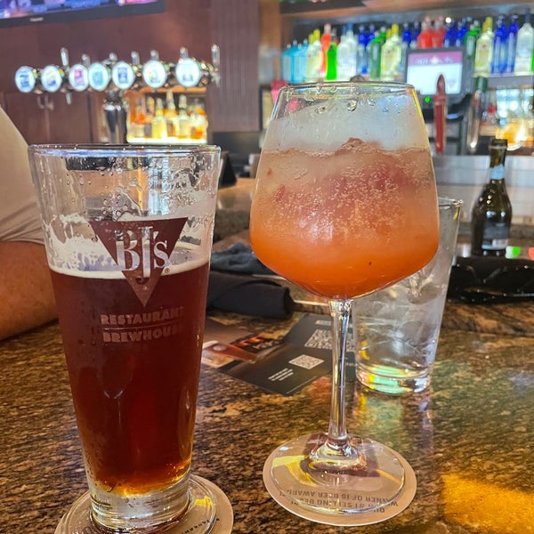 Photo taken at BJ&#39;s Restaurant &amp; Brewhouse by Laura H. on 3/28/2021