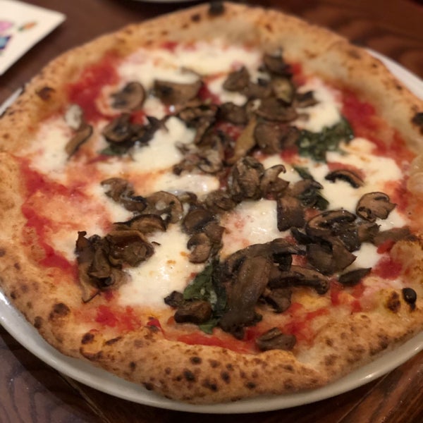 Das Foto wurde bei Spacca Napoli Pizzeria von Matt D. am 11/28/2019 aufgenommen