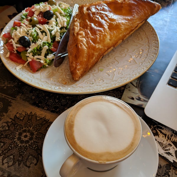 Photo prise au SOSA Artisanal Cafe &amp; Bakery par Ioana 🚲✈🚀 C. le4/24/2019