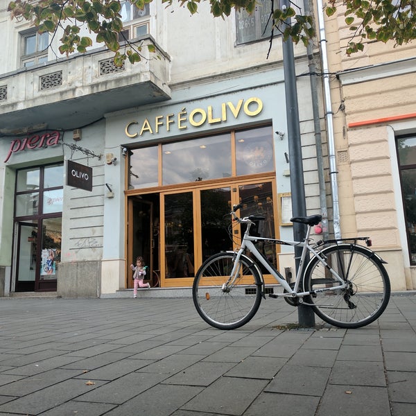 Foto diambil di Olivo Caffe oleh Ioana 🚲✈🚀 C. pada 9/9/2017