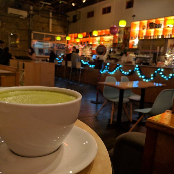 Photo prise au Halcyon Coffee, Bar &amp; Lounge par Ioana 🚲✈🚀 C. le12/15/2017