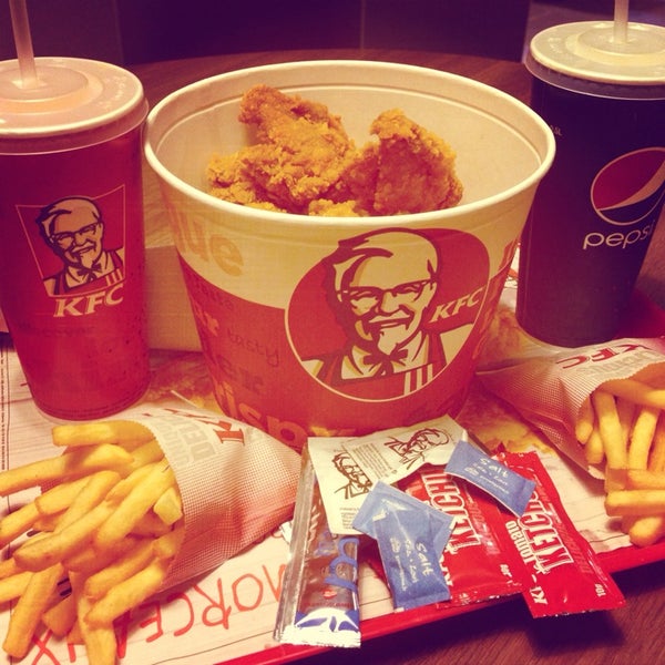รูปภาพถ่ายที่ KFC โดย Myriam เมื่อ 1/12/2014