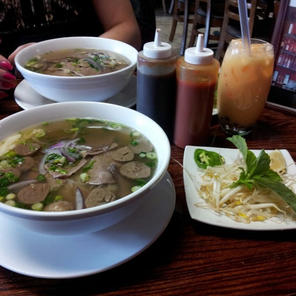 Foto tomada en Little Vietnam Restaurant &amp; Bar  por Soph D. el 11/15/2013
