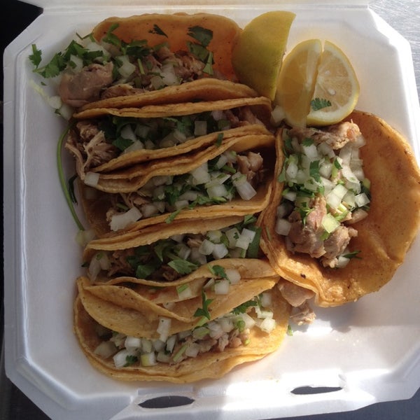 Foto diambil di Tacos Y Mas oleh Krystin 😻 L. pada 4/2/2014